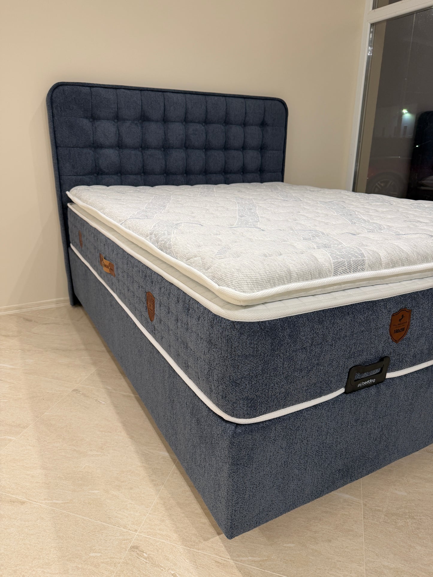 Тапицирано Легло Аура