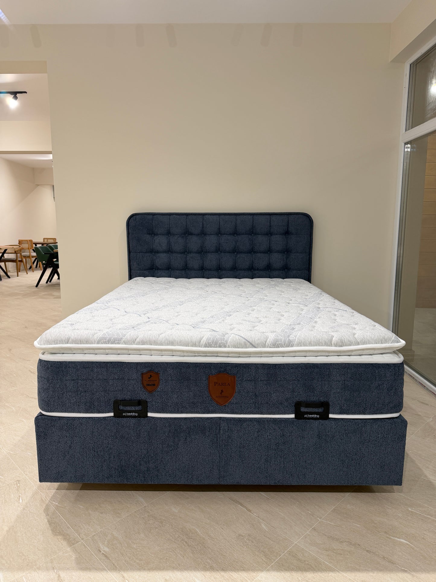 Тапицирано Легло Аура