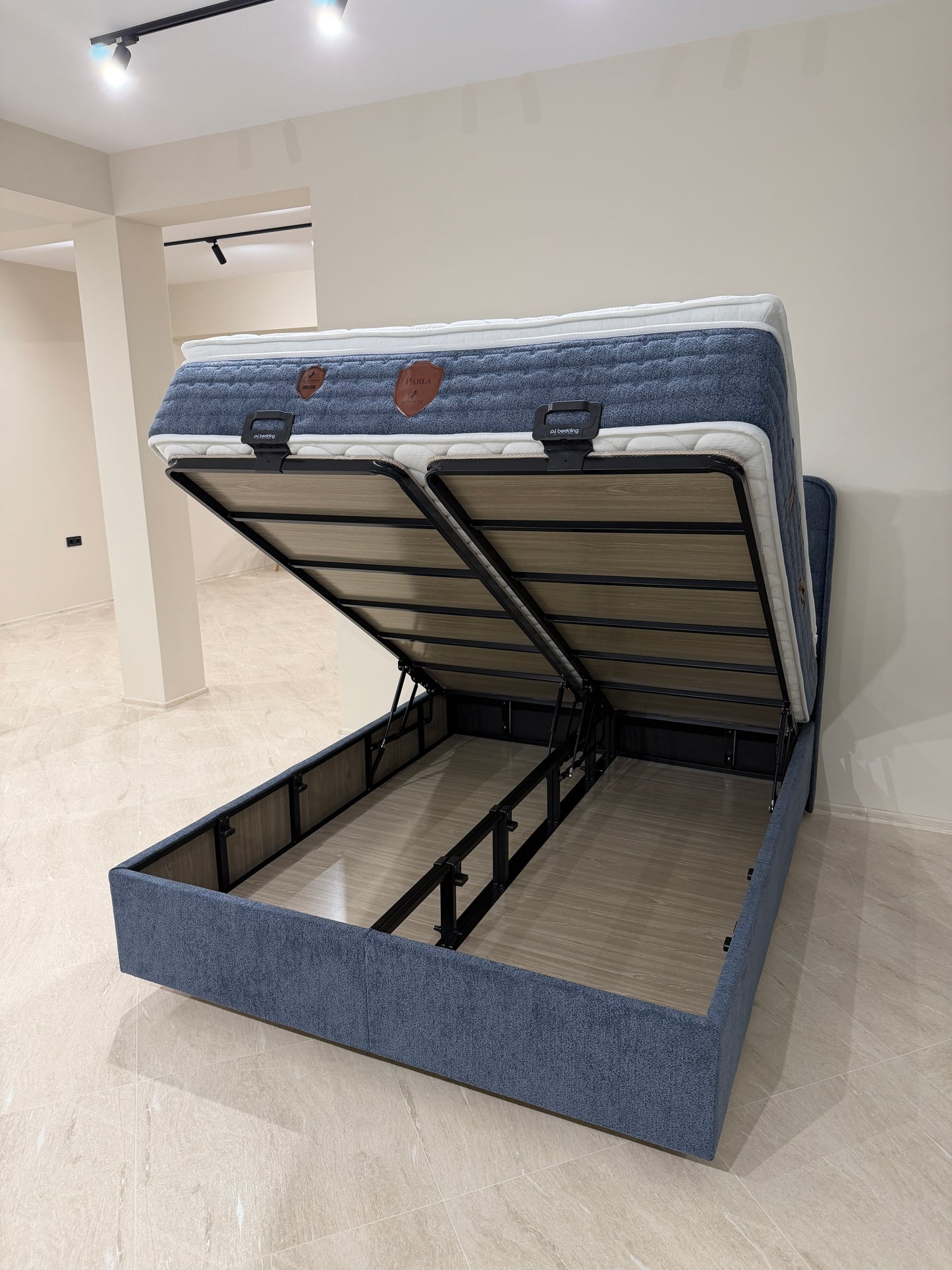 Тапицирано Легло Аура